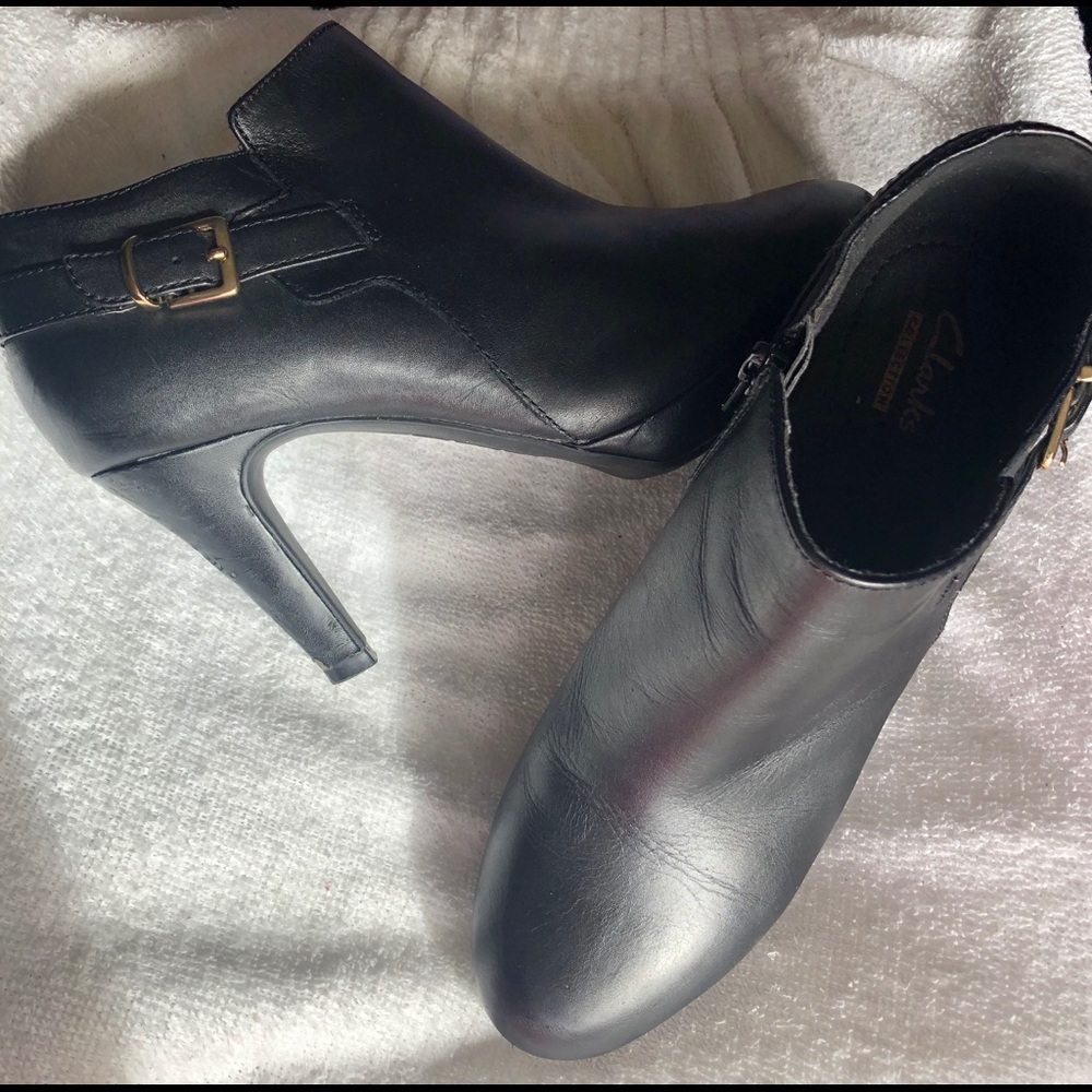 Clarks Women’s Sz:7.5 Black Leather Side Zip Boots